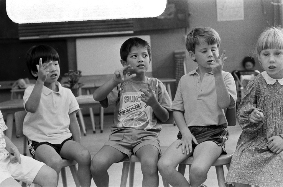 Eerste schooldag basisschool in Amsterdam in de klas zitten kinderen in kring, Bestanddeelnr 933-7260