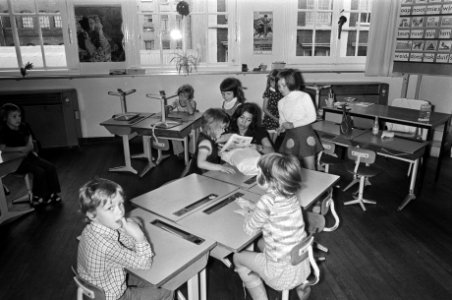 Eerste schooldag op lagere school, oa kinderen in klas, Bestanddeelnr 927-3843