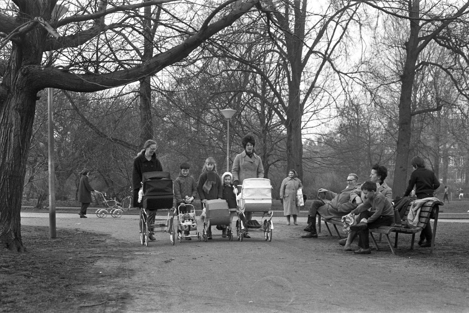 Eerste zonnetje in Vondelpark, Amsterdam moeders met kinderwagens, Bestanddeelnr 924-2751