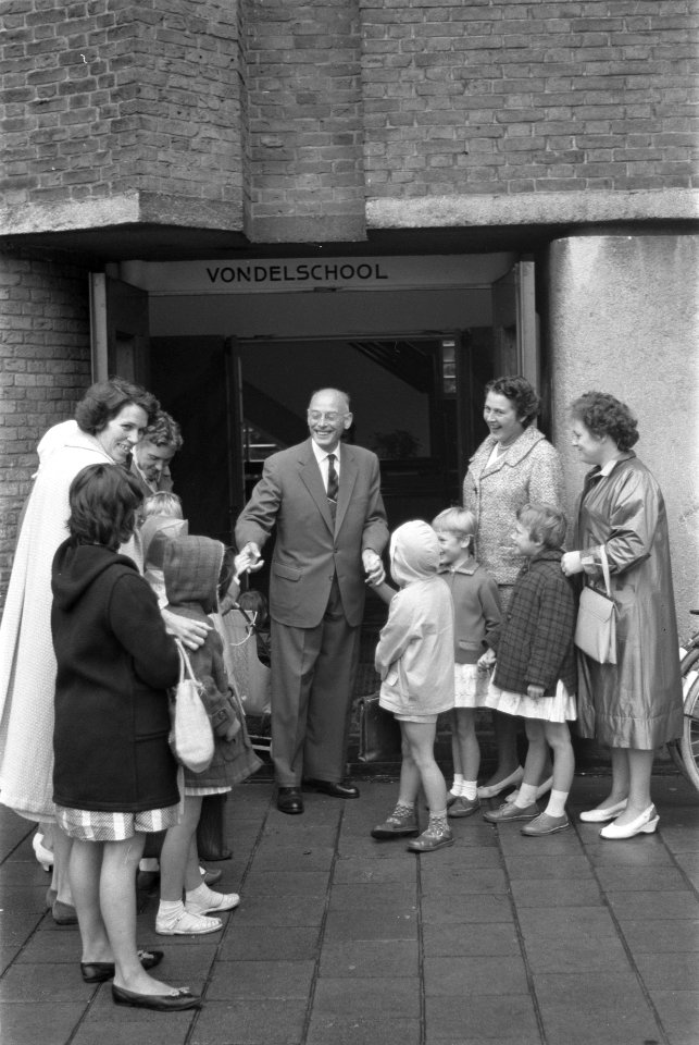 Eerste schooldag. Kinderen bij Vondelstraat, Bestanddeelnr 912-8542
