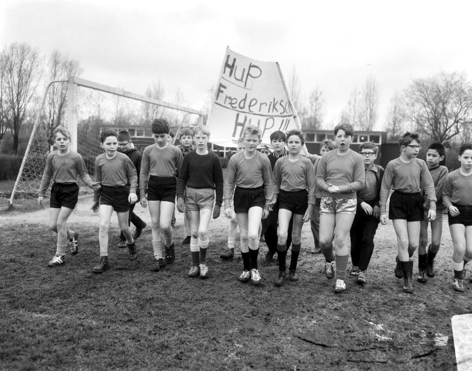 Eerste ronde schoolvoetbaltoernooi in Amsterdam, het elftal van de Frederikschoo, Bestanddeelnr 919-0049