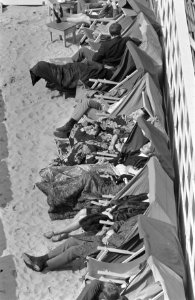 Eerste stranddag in Zandvoort zonnen onder dekens en jassen, Bestanddeelnr 922-2239