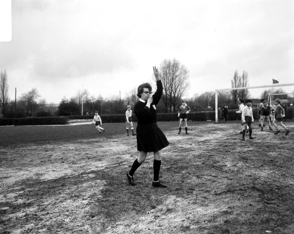 Eerste ronde schoolvoetbaltoernooi in Amsterdam, vrouwelijke scheidsrechter P. K, Bestanddeelnr 919-0054