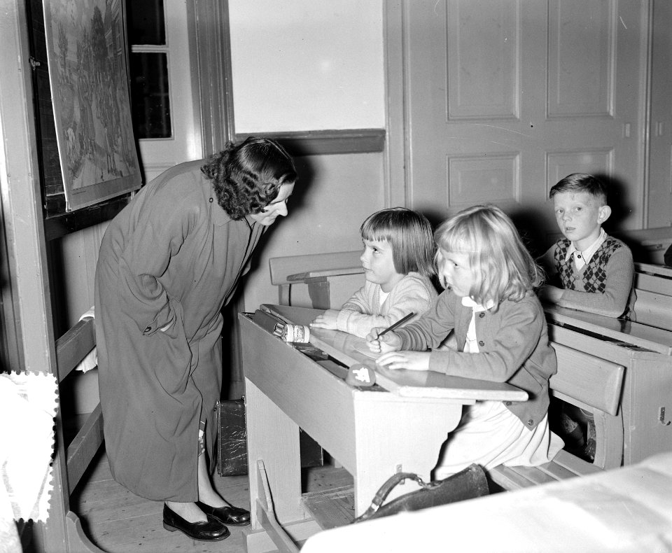 Eerste schooldag Amsterdam, mamma troost in de klas, Bestanddeelnr 906-6781