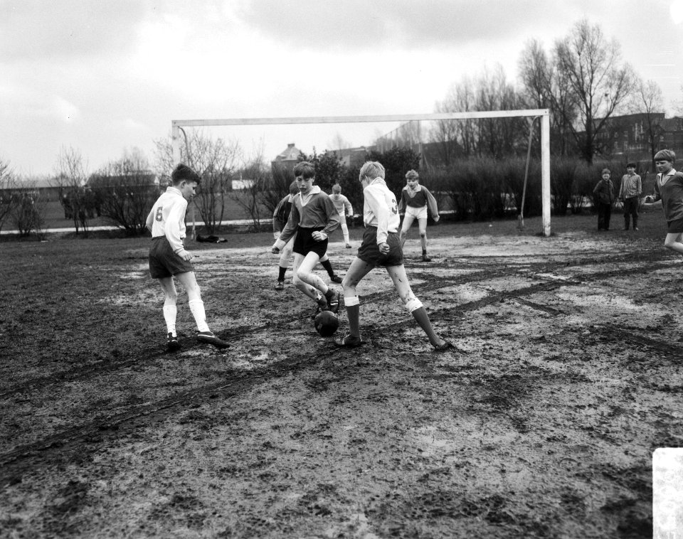 Eerste ronde schoolvoetbaltoernooi in Amsterdam, spelmoment, Bestanddeelnr 919-0055