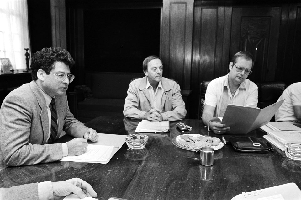 Eerste werkdag van burgemeester Ed van Thijn met een overleg met de Dienstencomm, Bestanddeelnr 932-6249
