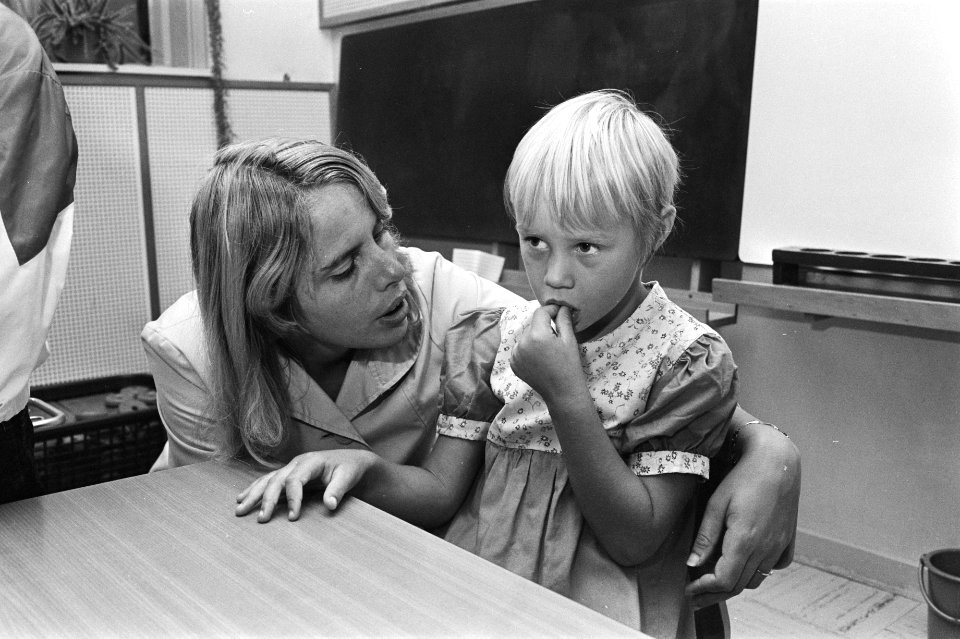 Eerste schooldag (kleuterschool) bedrukt kijkende kleuter met ma, Bestanddeelnr 932-2897