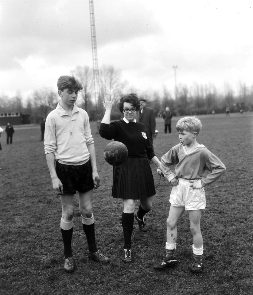 Eerste ronde schoolvoetbaltoernooi in Amsterdam, officiel vrouwelijke scheidsrec, Bestanddeelnr 919-0051