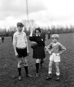 Eerste ronde schoolvoetbaltoernooi in Amsterdam, officiel vrouwelijke scheidsrec, Bestanddeelnr 919-0051