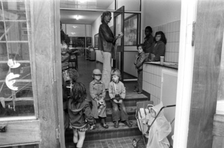 Eerste schooldag op lagere school, oa kinderen in klas, Bestanddeelnr 927-3844