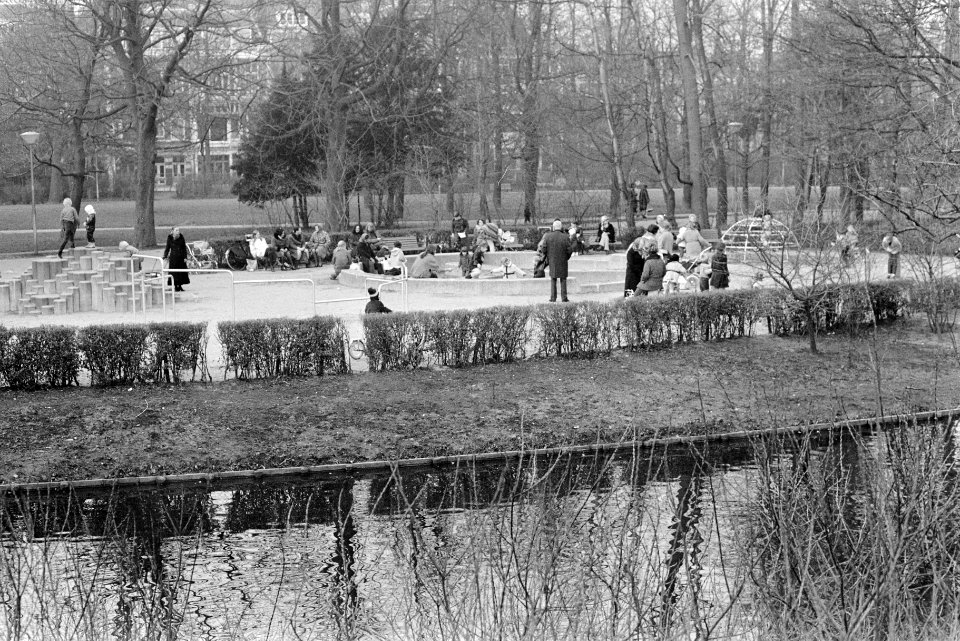 Eerste zonnetje in Vondelpark, Amsterdam, Bestanddeelnr 924-2753