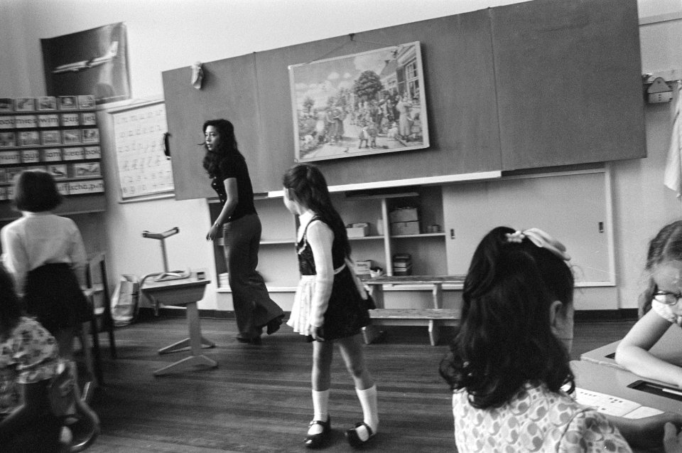 Eerste schooldag op lagere school, oa kinderen in klas, Bestanddeelnr 927-3838