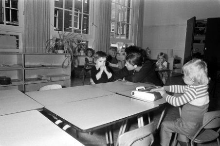 Eerste schooldag op lagere school, oa kinderen in klas, Bestanddeelnr 927-3841