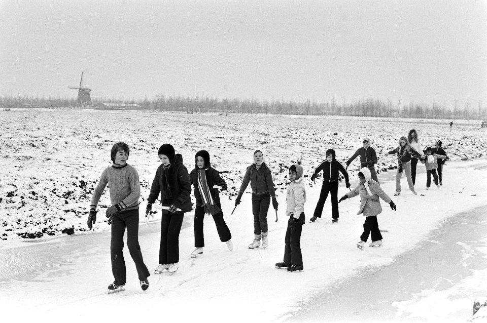 Eerste schaatsweekeinde schaatsende kinderen bij Osdorp. Sloot Ookmeerweg, Bestanddeelnr 924-1290