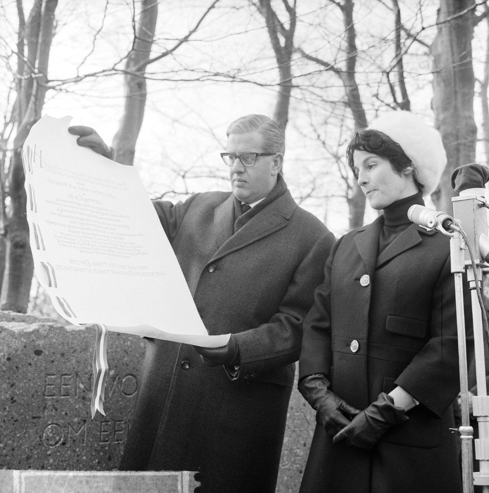 Eerste steen voor Het Dorp, Mies Bouwman en dr. Klapwijk bekijken de oorkonde, Bestanddeelnr 914-7648