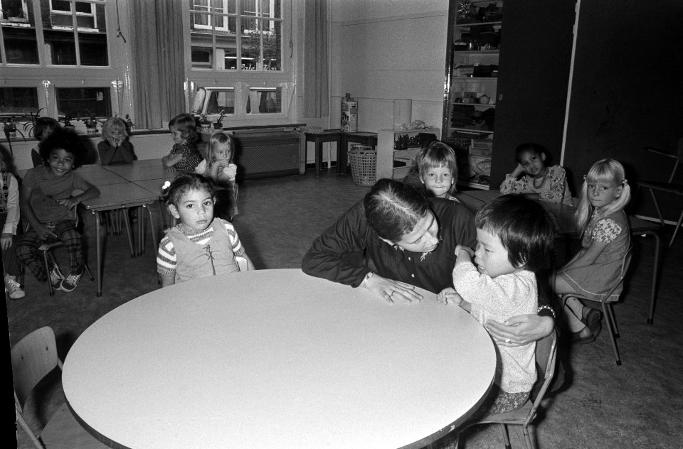 Eerste schooldag op lagere school, oa kinderen in klas, Bestanddeelnr 927-3840