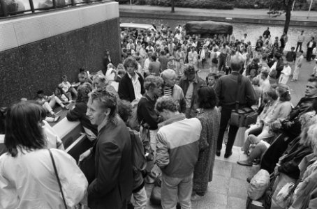 Eerstejaarsstudenten van VvA schrijven zich in voor Intreeweek in Amsterdam, Bestanddeelnr 933-7317