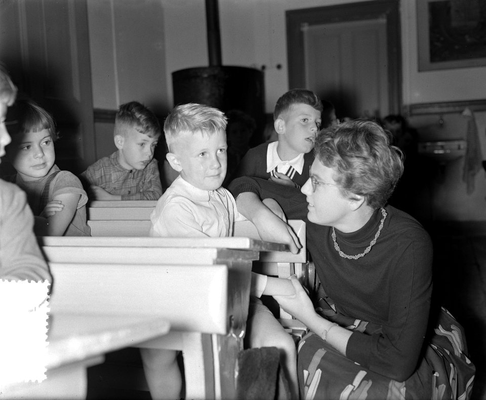 Eerste schooldag Amsterdam, juffrouw troost jongetje (eerste klas), Bestanddeelnr 906-6780
