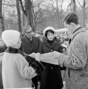 Eerste steen voor Het Dorp , de huls met de oorkonde wordt dichtgelast, Bestanddeelnr 914-7653