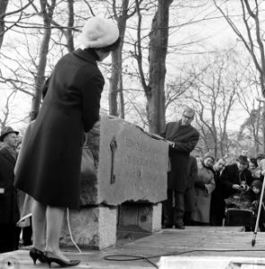 Eerste steen voor Het Dorp, Mies Bouwman en dr. Klapwijk, Bestanddeelnr 914-7650