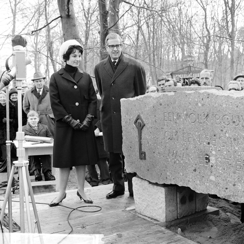 Eerste steen voor Het Dorp, Mies Bouwman en dr. Klapwijk de eerste steen onthu, Bestanddeelnr 914-7647