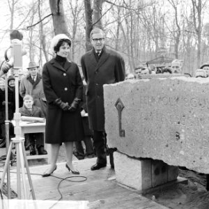 Eerste steen voor Het Dorp, Mies Bouwman en dr. Klapwijk de eerste steen onthu, Bestanddeelnr 914-7647