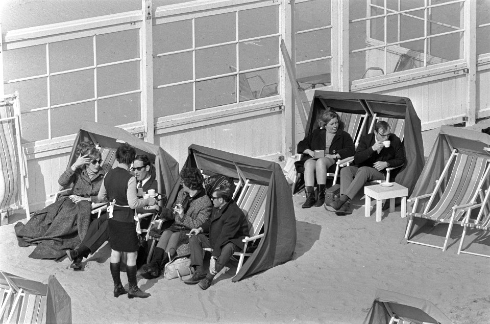 Eerste stranddag in Zandvoort zonnen onder dekens en jassen, Bestanddeelnr 922-2240