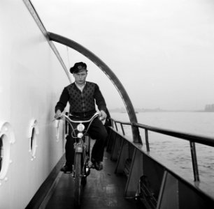 Eerste stuurman Hans op zijn bromfiets aan dek van de Damco 9, Bestanddeelnr 254-1406