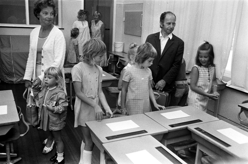 Eerste schooldag, in de klas met ouders, Bestanddeelnr 926-6073
