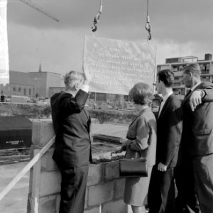 Eerste steen gelegd, voor nieuw Raadhuis te Arnhem, vier kinderen leggen de stee, Bestanddeelnr 916-8931