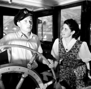 Eerste stuurman Hans met zijn verloofde Annie in de stuurhut van de Damco 9, Bestanddeelnr 254-1430