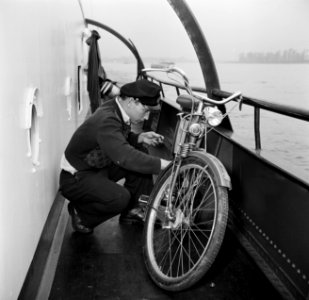 Eerste stuurman Hans met zijn bromfiets aan dek van de Damco 9, Bestanddeelnr 254-1405