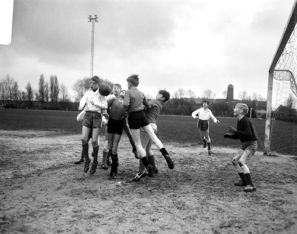 Eerste ronde schoolvoetbaltoernooi in Amsterdam, spelmoment, Bestanddeelnr 919-0056