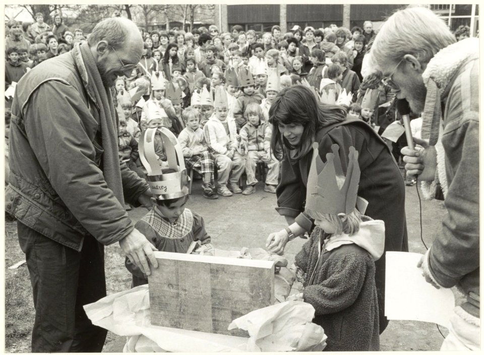 Eerste steenlegging Ter Cleefschool met wethouder Loekie van Balen en dir. Ruud Schouten, NL-HlmNHA 54023363