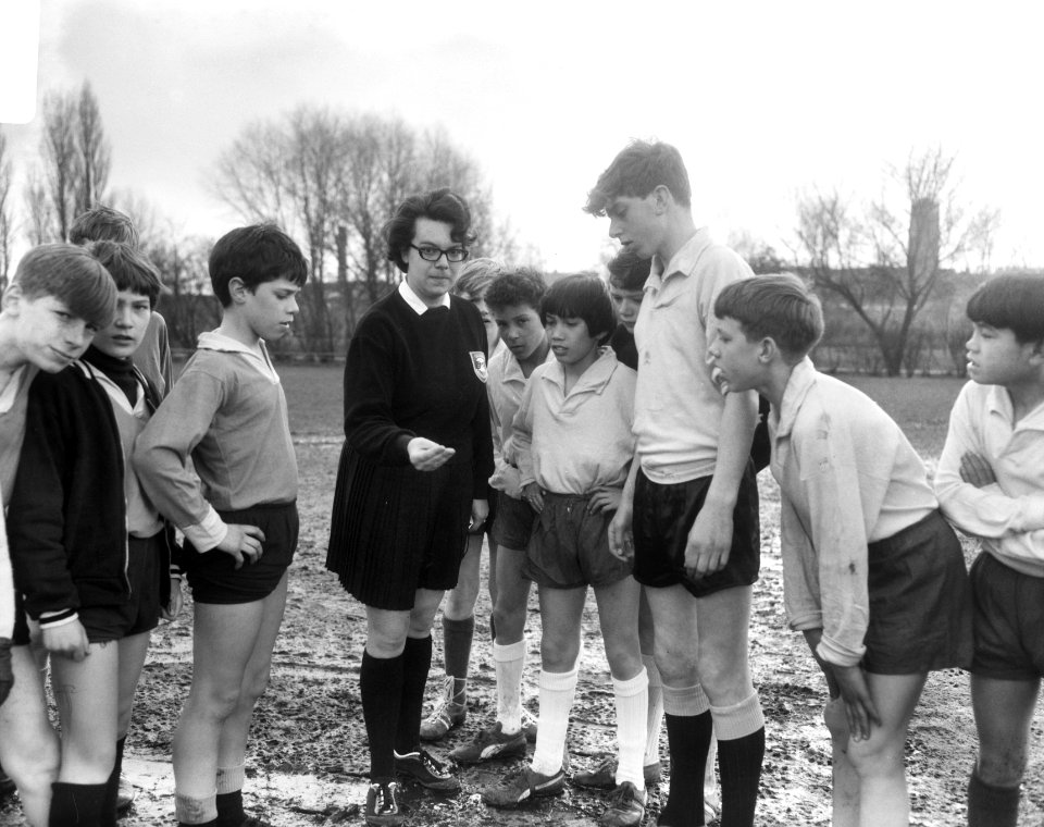 Eerste ronde schoolvoetbaltoernooi in Amsterdam, vrouwelijke scheidsrechter P. K, Bestanddeelnr 919-0053