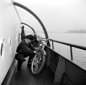 Eerste stuurman Hans met zijn bromfiets aan dek van de Damco 9, Bestanddeelnr 254-1404