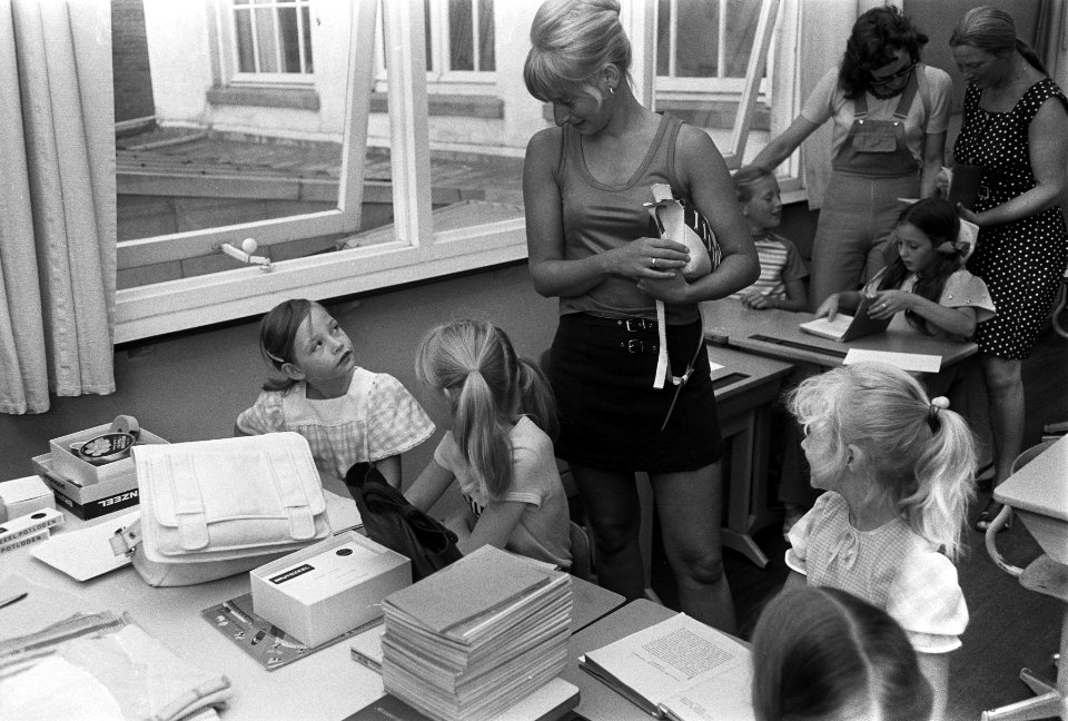Eerste schooldag, in de klas met ouders, Bestanddeelnr 926-6074