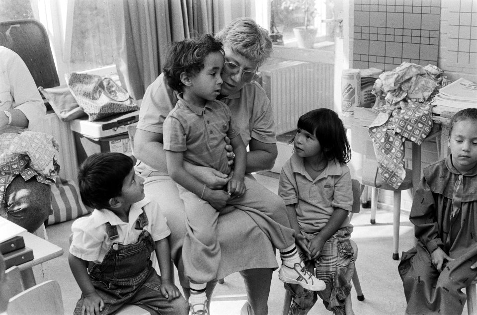 Eerste schooldag basisschool in Amsterdam in de klas zitten kinderen in kring, Bestanddeelnr 933-7259