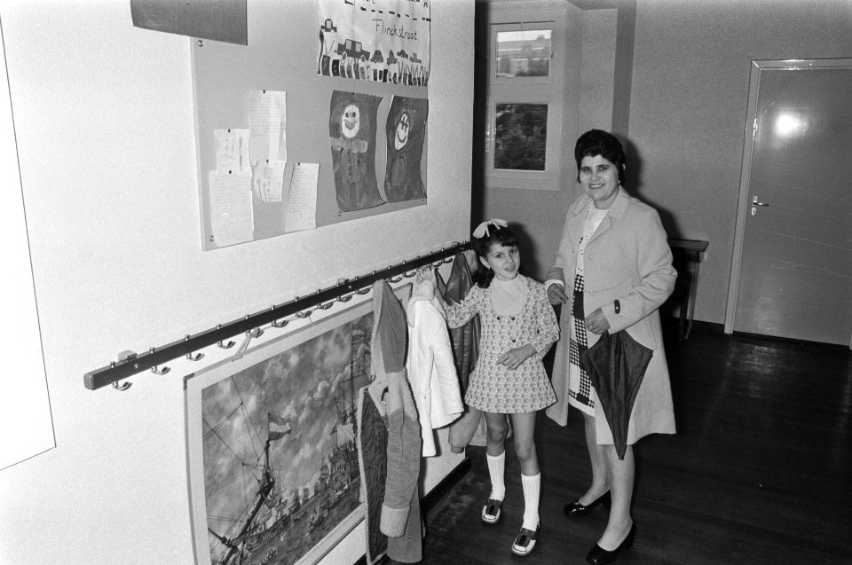 Eerste schooldag op lagere school, oa kinderen in klas, Bestanddeelnr 927-3839