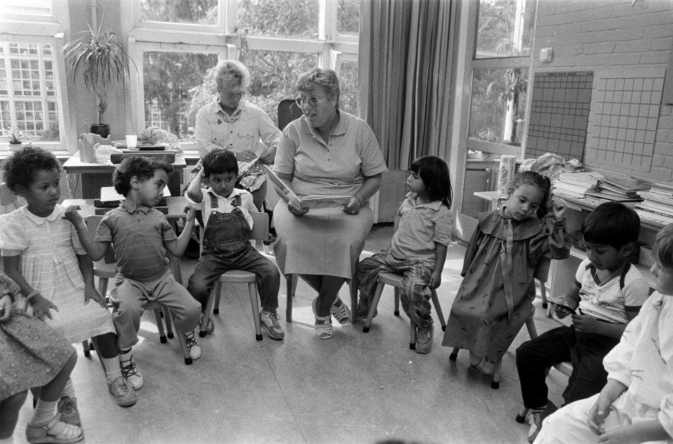 Eerste schooldag basisschool in Amsterdam juf leest verhaaltje voor, Bestanddeelnr 933-7257