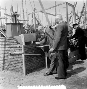 Eerste steenlegging door Dr. Ir. S. Smeding Beursgebouw te Emmeloord, Bestanddeelnr 905-6979