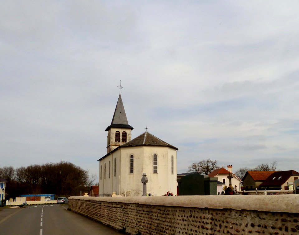 Eglise de Lasclaveries vue 1