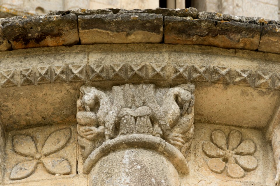 Eglise Marignac capital ornaments Charente-Maritime