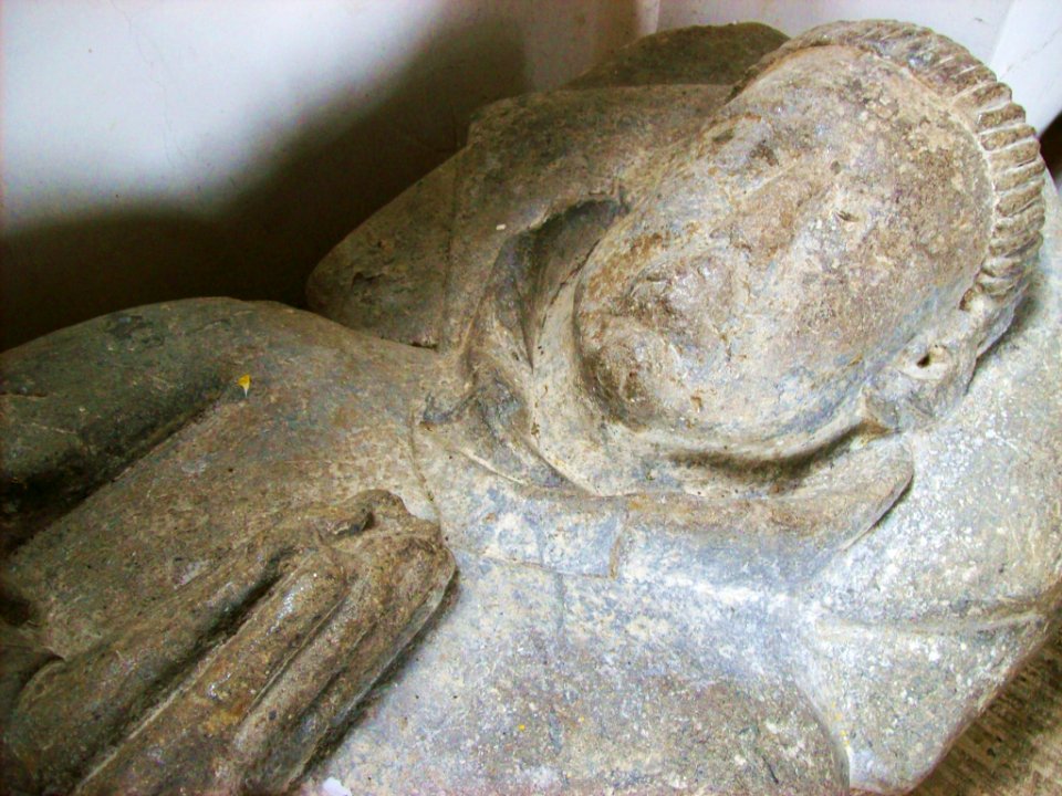 Effigy of a priest, Kineton 1
