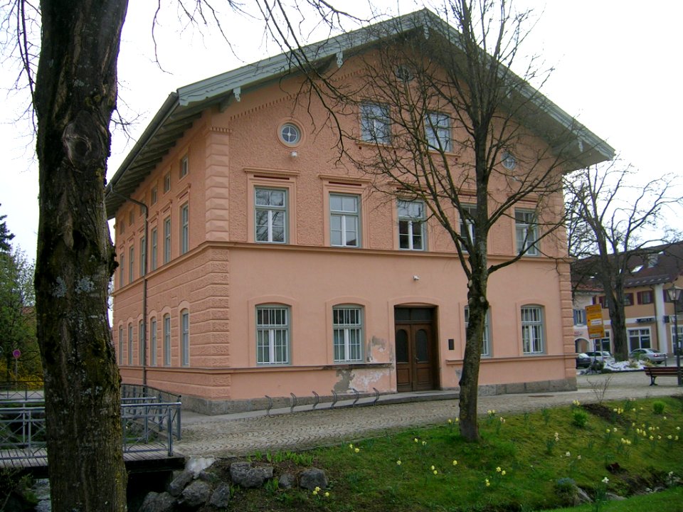 Ehem. Wohnhaus, jetzt Bücherei, Münchener Straße 4, Feldkirchen (Feldkirchen-Westerham)