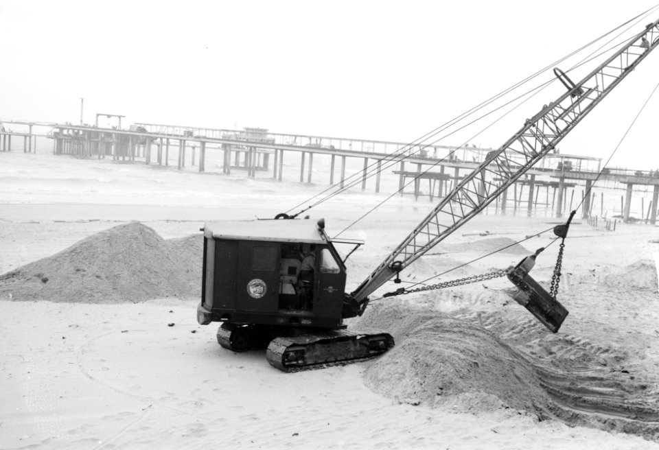 Egaliseren van het strand te Scheveningen voor het komend seizoen, Bestanddeelnr 912-2145