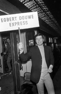 Egbert Douwe vanaf Centraal Station naar Brussel vertrokken (ontvangt gouden pla, Bestanddeelnr 921-7908