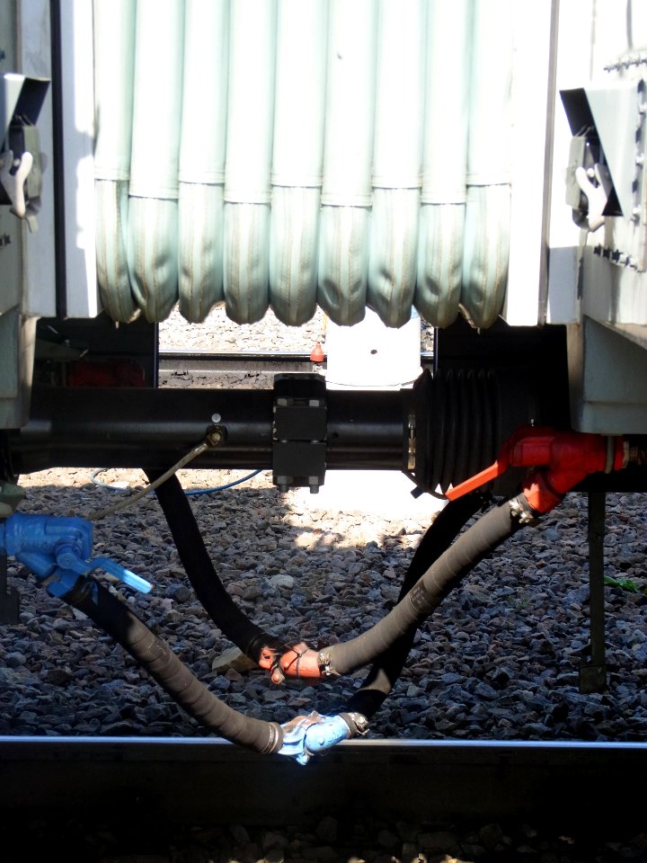 EG2Tv-001 couplers and wires between cars