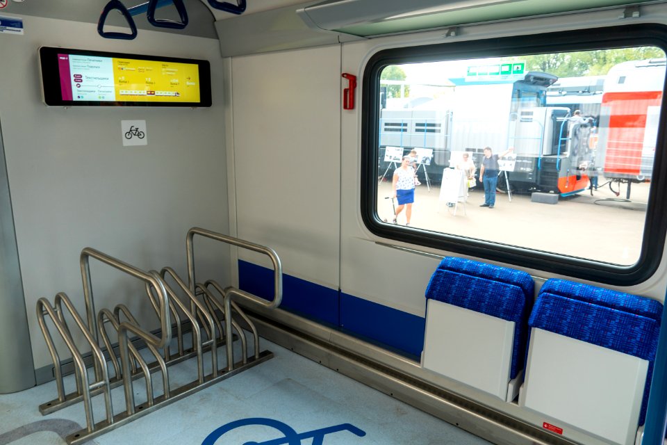 EG2Tv-027 interior - head car front bike zone