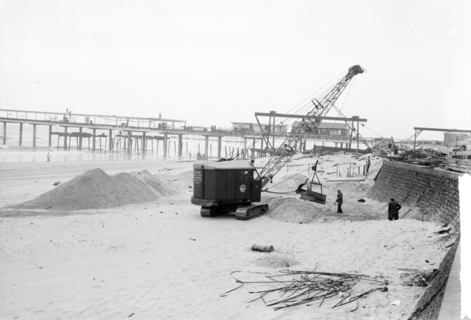 Egaliseren van het strand te Scheveningen voor het komend seizoen, Bestanddeelnr 912-2146